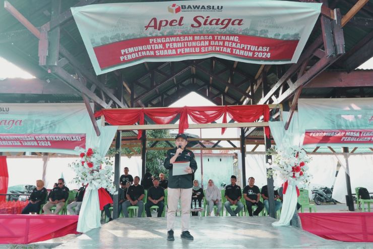 Ketua Bawaslu Boltim, Mutahir Mamonto saat pimpin apel siaga minggu tenang.