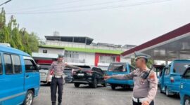 Sat Lantas Polres Kotamobagu merespons aduan warga dengan memantau antrean kendaraan di SPBU Kotobangon hingga depan kantor lurah.