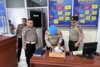 Wakapolres Kotamobagu Kompol Romel Pontoh mengecek layanan SIM, STNK, dan tilang untuk memastikan pelayanan publik sesuai prosedur.