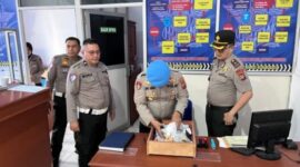 Wakapolres Kotamobagu Kompol Romel Pontoh mengecek layanan SIM, STNK, dan tilang untuk memastikan pelayanan publik sesuai prosedur.