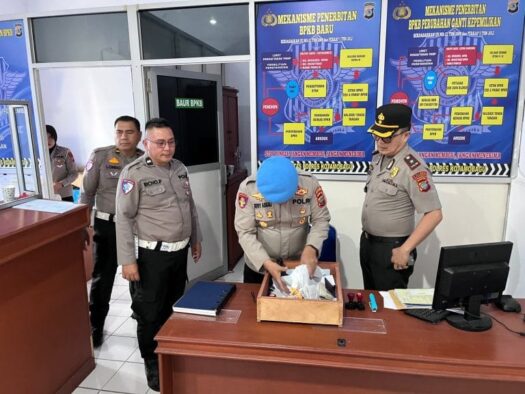 Wakapolres Kotamobagu Kompol Romel Pontoh mengecek layanan SIM, STNK, dan tilang untuk memastikan pelayanan publik sesuai prosedur.